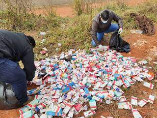 Caixas de medicamentos s&atilde;o descartadas em terreno de antigo aeroporto