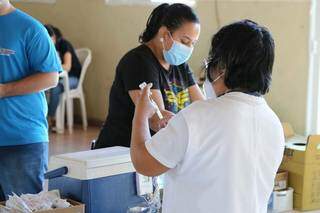 Profissional manipula vacina em unidade da Seleta, em Campo Grande. (Foto: Paulo Francis)