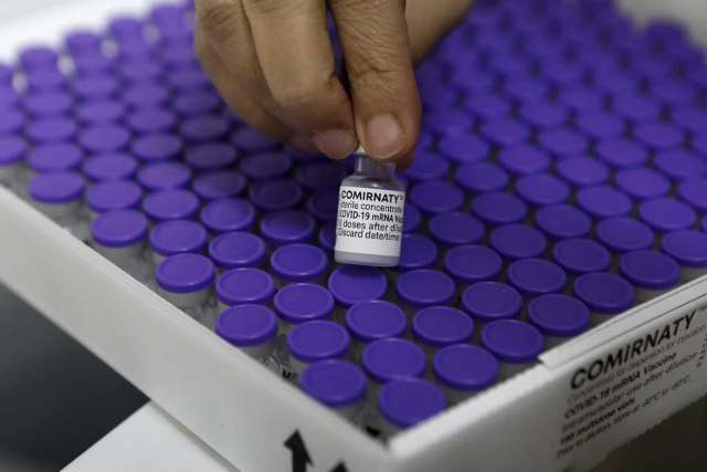 Em novo lote, vacina da Pfizer vai para adolescentes de 17 anos; confira divis&atilde;o
