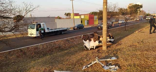 Persegui&ccedil;&atilde;o a assaltante termina com capotagem em avenida da Capital 