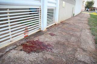 Homem &eacute; agredido a pauladas at&eacute; ficar desacordado em cal&ccedil;ada 