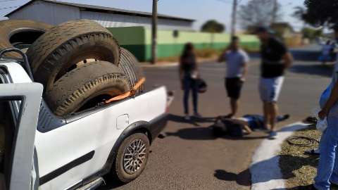 Imagens mostram carro carregado de pneus passando por cima de motociclista