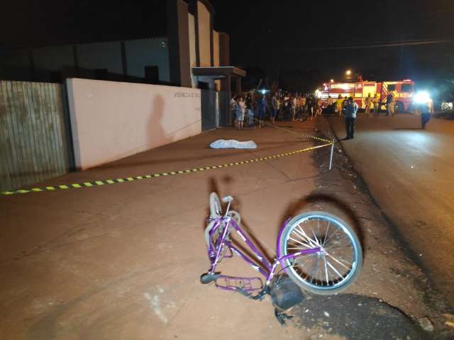Ciclista morre ap&oacute;s ser atingido por moto enquanto tentava atravessar rua 