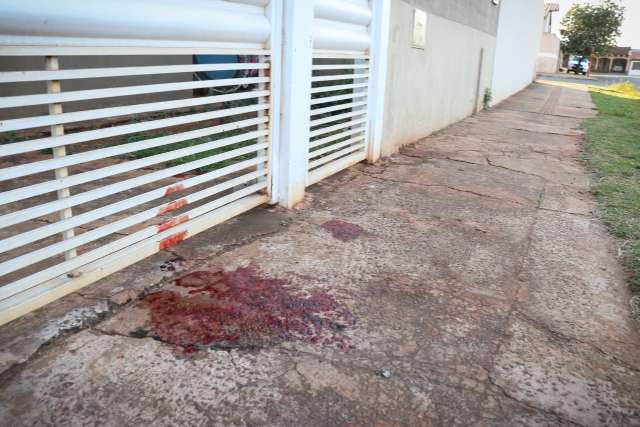 Homem &eacute; agredido a pauladas at&eacute; ficar desacordado em cal&ccedil;ada 