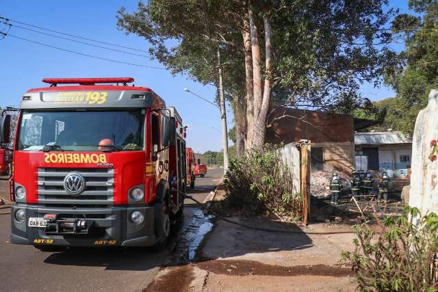 Inc&ecirc;ndio atinge f&aacute;brica de colch&atilde;o no Universit&aacute;rio