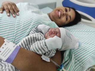 Com aviso no carro, pai foge de obra para levar mulher operada e filho para casa