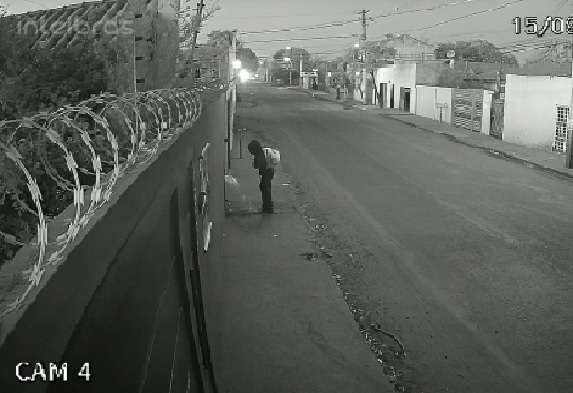Em 1 minuto, ladr&atilde;o furta medidor e foge deixando &aacute;gua de casa jorrar