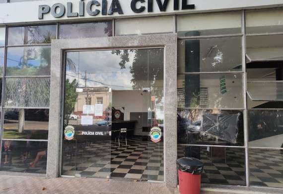 Suspeito de arrombar casa de idosa &eacute; preso ao voltar para resgatar chinelos