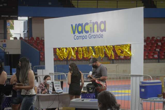 No segundo dia de vacina para adolescentes, 6,8 mil pessoas receberam a dose 
