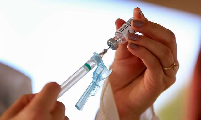 Mortes por covid-19 de pessoas vacinadas s&atilde;o raras, diz especialista