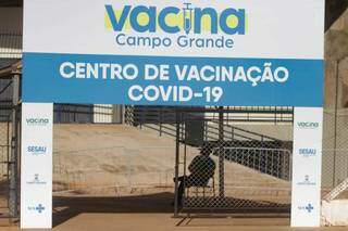 Ponto de vacinação montado no Ginásio Guanandizão, em Campo Grande. (Foto: Marcos Maluf)