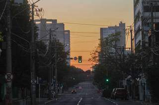 Céu aberto visto da rua Barão do Rio Branco, na Capital, indica domingo de calor (Foto: Marcos Maluf)