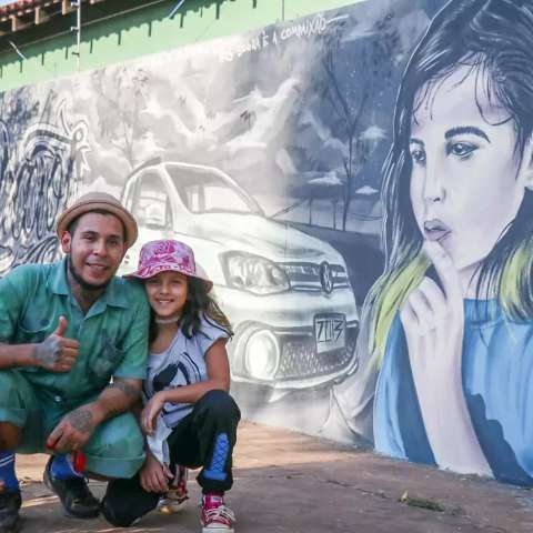 Pai pinta rosto da filha pelas ruas da cidade para falar sobre amor e arte