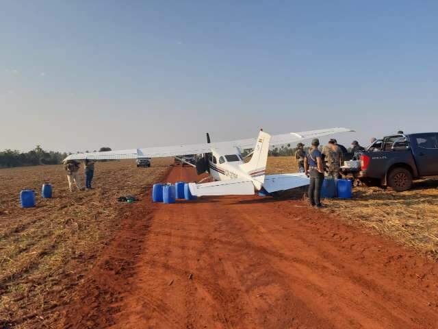 Brasileiro est&aacute; entre traficantes presos com avi&atilde;o lotado de coca&iacute;na