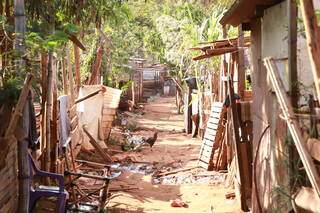 Sem saneamento básico, favela tem esgoto a céu aberto entre barracos. (Foto: Kísie Ainoã)