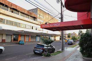 Hotel Iguaçu fica bem em frente à antiga rodoviária. (Foto: Paulo Francis)
