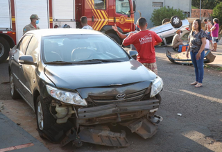 A frente do Toyota Corolla ficou danificada. (Foto: Henrique Kawaminami)