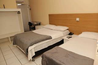 Um dos quartos do Hotel Iguaçu, com suite, cama de casal e solteiro. (Foto: Paulo Francis)