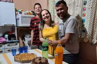Erika comemorando o aniversário de 36 anos, em abril junto, com o esposo Richard, o filho Adriano e os bebês ainda na barriga. (Foto: Arquivo Pessoal)