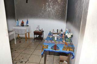 Com velas e santos, cômodos de edícula pegam fogo Com velas e santos, cômodos de edícula pegam fogo