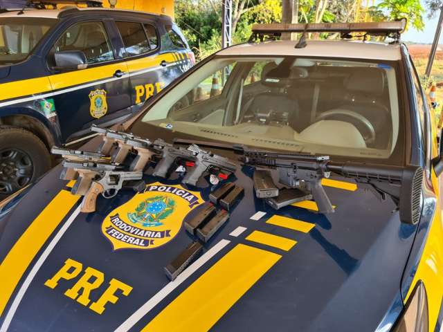 Mineiro &eacute; preso com rev&oacute;lver, pistolas e carabina escondidas em motor de Uno 