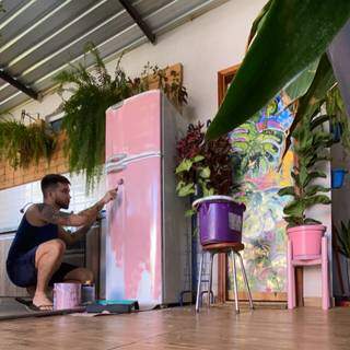 Danilo pintando a geladeira. (Foto: Arquivo Pessoal)