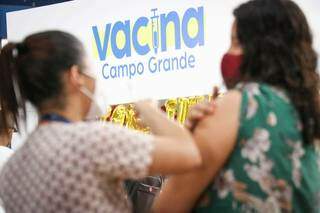 Adolescente em vacinação no sábado, em Campo Grande. (Foto: Henrique Kawaminami)