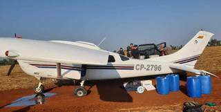 Agentes da Senad no local onde avião com cocaína foi apreendido. (Foto: Divulgação)