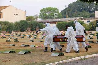 Vítima da covid-19 sendo sepultada em cemitério de Campo Grande. (Foto: Kísie Ainoã/Arquivo)