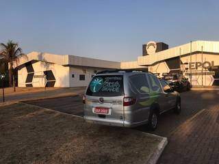 Carro de funerária está com o corpo de vítima de acidente na Depac. (Foto: Bruna Marques)