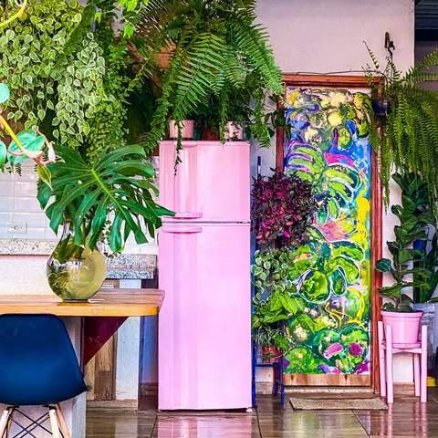 Danilo muda varanda com geladeira rosa e cria ambiente colorido