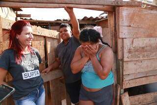 Moradores da Favela do Mandela comemoram notícia sobre reassentamento. (Foto: Kísie Ainoã)