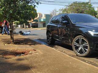 Volvo com a porta amassada e ao fundo, a moto e o corpo de motociclista. (Foto: Adilson Domingos)