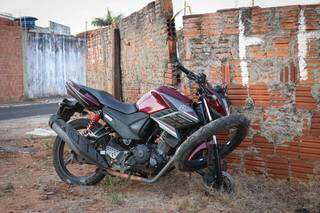 Moto bateu em muro depois que piloto perdeu controle da direção. (Foto: Henrique Kawaminami)