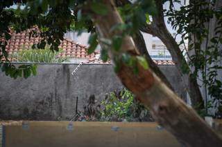 Bandidos abrem buraco em teto, arrombam cofre e fogem com joias e diamantes