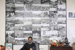No gabinete do prefeito, painel de fotografias nos lembra da Campo Grande do passado. (Foto: Henrique Kawaminami)
