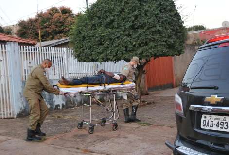 Homem invade casa, amea&ccedil;a policial com espeto e acaba baleado