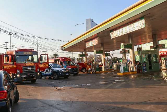 Homens s&atilde;o presos ap&oacute;s pancadaria em conveni&ecirc;ncia
