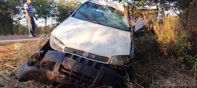 Picape capota ap&oacute;s ser fechada por carreta na MS-276