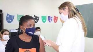 Mulher é vacinada contra a covid-19 em ONG na Capital. (Foto: Divulgação/Prefeitura de Campo Grande)