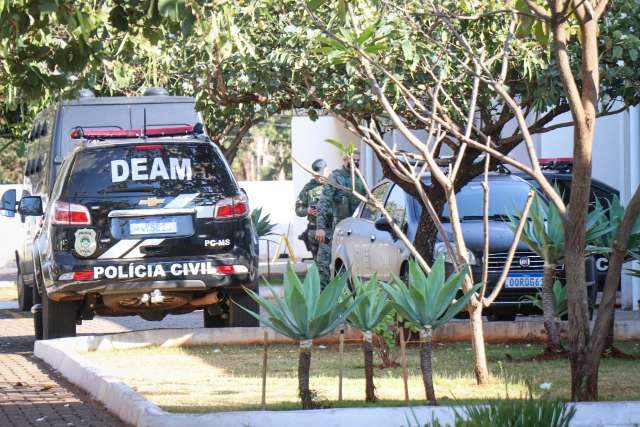 Digital influencer fica gravemente ferida ao cair de carro em movimento