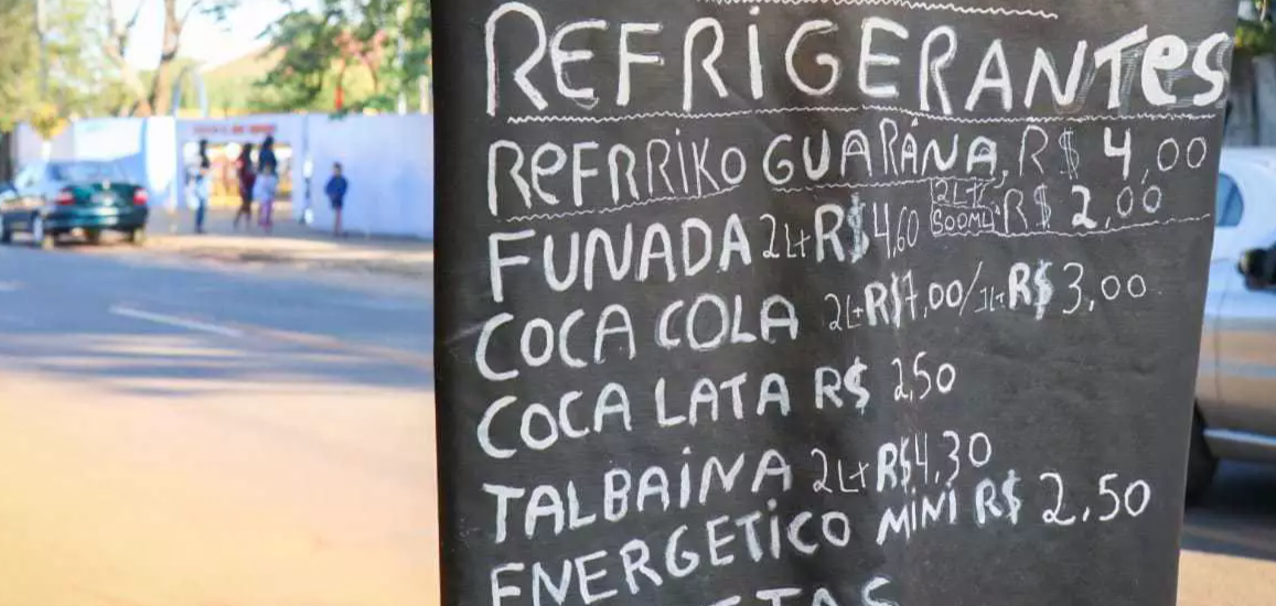 Anúncio de refrigerante em frente à escola de Campo Grande. (Henrique Kawaminami)