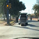 Pela segunda vez: caixão com corpo cai de carro funerário em plena avenida