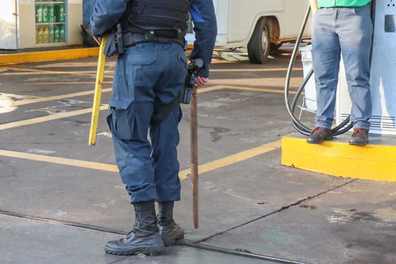 Polícia apreendeu dois pedaços de madeira usados na briga. (Foto: Henrique Kawaminami)