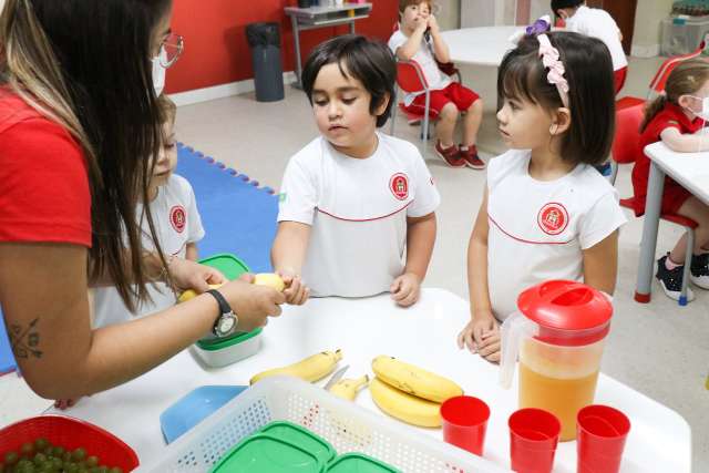 Frutas, chipa com prote&iacute;na e &ldquo;arvinha&rdquo; &eacute; o saud&aacute;vel que consegue mudar merenda