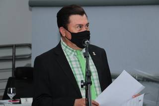 Vereador Valdir Gomes durante a sessão desta terça-feira (17). (Foto: CMCG/Divulgação)