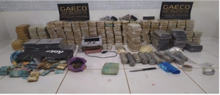 Droga e dinheiro apreendidos com o grupo criminoso. (Foto: Divulgação/Gaeco)&nbsp;
