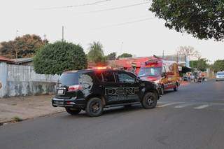 Homem invade casa, ameaça policial com espeto e acaba baleado Homem invade casa, ameaça policial com espeto e acaba baleado
