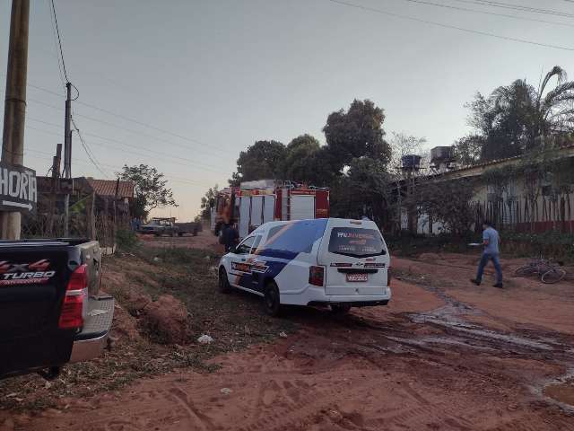 Mulher &eacute; encontrada morta em banheiro de casa incendiada 