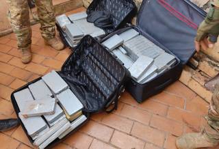 Tabletes de cocaína em malas, apreendidos em operação da PF, em Ponta Porã. (Foto: Divulgação)